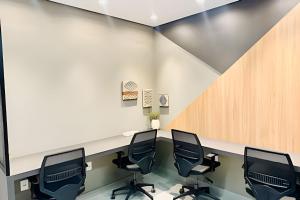 a conference room with a table and chairs at Loft Skyline - Vista de tirar o fôlego para cidade! in Uberlândia +53 photos