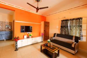 Μια τηλεόραση ή/και κέντρο ψυχαγωγίας στο SBHS Homestay - Garudadri - Tirupati Bus Stand