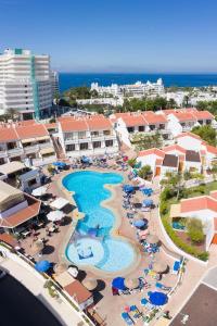 eine Luftaufnahme eines Resorts mit Swimmingpool in der Unterkunft Apartament z widokiem na Ocean in Costa de Adeje