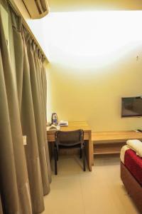 Televisyen dan/atau pusat hiburan di Hotel Akasa International Near T-2 International Airport Mumbai