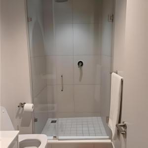 una ducha con puerta de cristal en un baño en Luxury Escape at Ellipse 1-Bed, Kitchen, Wi-Fi & Free Parking, en Midrand