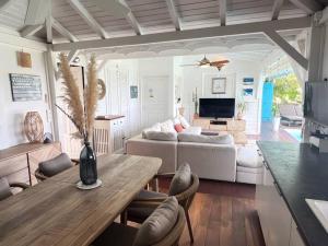 デエエにあるvilla La Poudrièreのテーブルとソファのあるリビングルーム