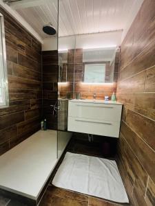 デエエにあるvilla La Poudrièreの洗面台とガラスのシャワーを備えたバスルーム