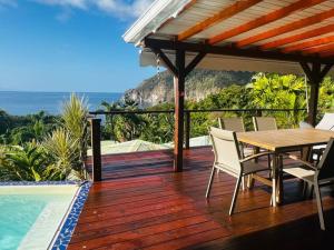 デエエにあるvilla La Poudrièreの海を望むウッドデッキ(テーブル、椅子付)