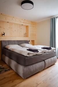 een slaapkamer met een groot bed in een kamer bij Ferienapartments HarzZeit in Wernigerode