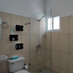 ein Badezimmer mit Dusche und Toilette in der Unterkunft Azure Breeze Hotel in Bayahibe