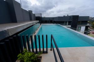 a swimming pool on the roof of a building at Stylish Apartment with Modern Amenities in Nova Roman Ridge in Accra