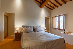 a bedroom with a large bed with two lamps at Il Colle Verde in Buonconvento +47 photos