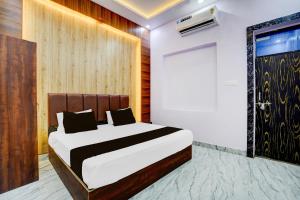 una camera con un letto in una stanza con una porta di HOTEL O JANKI Kalyanpur Railway Station a Kānpur