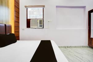 una stanza bianca con un letto e una finestra di HOTEL O JANKI Kalyanpur Railway Station a Kānpur Altre 21 foto