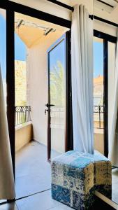 Fotografie z fotogalerie ubytování La Luna Luz 1BR Apt w Balcony by the Bahsa Sea v destinaci Batroûn