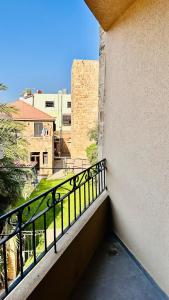 Fotografie z fotogalerie ubytování La Luna Luz 1BR Apt w Balcony by the Bahsa Sea v destinaci Batroûn