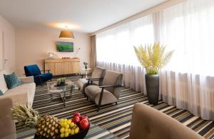 TV a/nebo společenská místnost v ubytování Leonardo Hotel Hamburg Elbbrücken