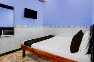 Ένα ή περισσότερα κρεβάτια σε δωμάτιο στο Hotel O Yash Lodging