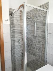 una doccia con una porta in vetro in un bagno di Azzurra Casa Vacanze a Vasto Altre 13 foto