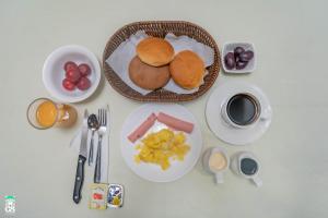 einen Tisch mit einem Teller mit Speisen und Frühstückszutaten in der Unterkunft GS Hoteles-Cajamarca in Cajamarca + 8 Fotos