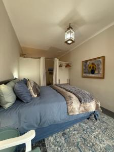 a bedroom with a large bed in a room at Rosemarys Cottage in Koringberg