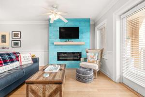 sala de estar con pared de acento azul en Brass Rail 210, en Tybee Island