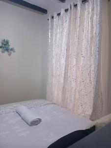 een slaapkamer met een bed met een wit gordijn bij Cozy Homes Kitengela in Nairobi