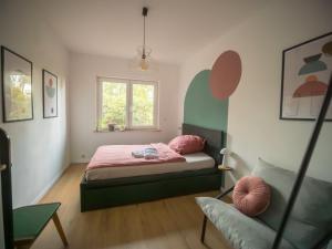 a small bedroom with a bed and a chair at 70er Bungalow in Farven