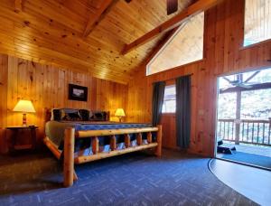 Postel nebo postele na pokoji v ubytování Urban Escape - 1BR King Cabin + 20 fotografií