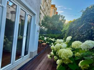een balkon met witte bloemen op een gebouw bij Luxury 130 m2 Apartment with Garden in Wenen