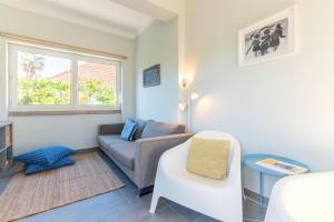 una sala de estar con un sofá y una mesa en Casa do Alpendre, en Costa da Caparica 45 fotos más