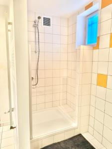 een douche in een wit betegelde badkamer bij Luxury 130 m2 Apartment with Garden in Wenen
