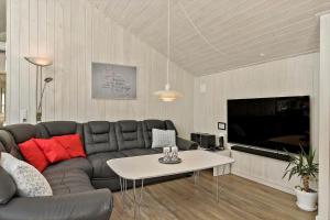 ein Wohnzimmer mit Sofa und Tisch in der Unterkunft 2652 Nexø - Væbnerstien 5 in Neksø