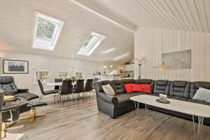 ein Wohnzimmer mit Sofa und Tisch in der Unterkunft 2652 Nexø - Væbnerstien 5 in Neksø