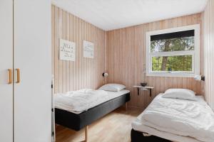 Postel nebo postele na pokoji v ubytování 1558-Aakirkeby-Poserevaenget-6