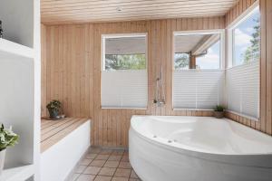 Koupelna v ubytování 1558-Aakirkeby-Poserevaenget-6 + 12 fotografií