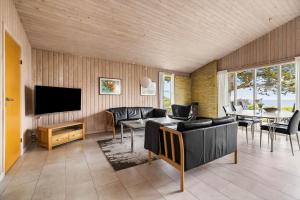 un soggiorno con un divano e una TV di 6681-Allinge-Brunekulvej-2-G ad Allinge