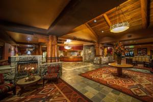 Coeur D'Alene Casino Resort Hotel في Worley: غرفة معيشة مع موقد في النزل
