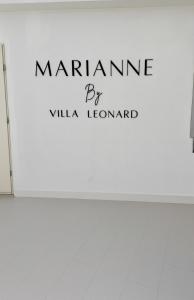 Una pared blanca con las palabras Marmite de Villa Leland en Merian, en Eilat