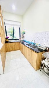 une cuisine avec un évier et une fenêtre dans l'établissement 1988 Homestay Vũng Tàu, à Vung Tau