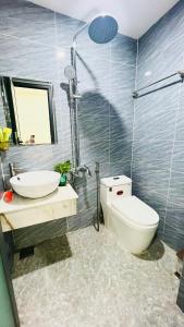 une salle de bain avec toilettes et lavabo dans l'établissement 1988 Homestay Vũng Tàu, à Vung Tau 37 autres photos