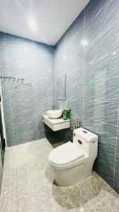 une salle de bain avec toilettes et lavabo dans l'établissement 1988 Homestay Vũng Tàu, à Vung Tau