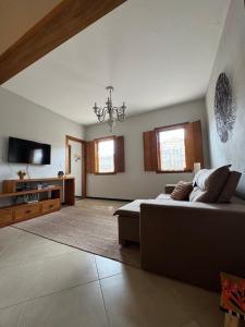 a large living room with a bed and a couch at CASA OURO até seis pessoas com conforto pertim do Centro Histórico in Tiradentes