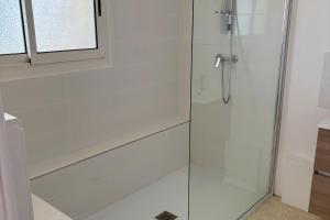 Ένα μπάνιο στο Furnished 2-room apartment with terrace & garden