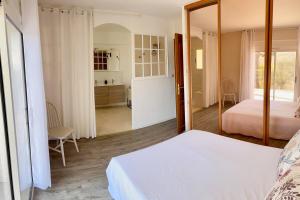 Ένα ή περισσότερα κρεβάτια σε δωμάτιο στο Furnished 2-room apartment with terrace & garden