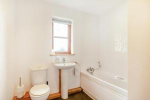 Un baño blanco con inodoro y lavabo. en 3 Bed in Shebbear oc-l32583, en Shebbear 14 fotos más