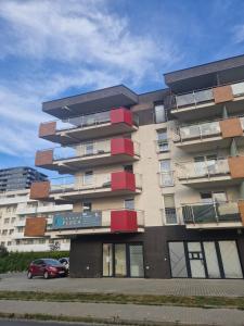 a building with a car parked in front of it at Apartamenty Centrum Studio Zagnańska in Kielce