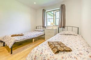 Un dormitorio con dos camas y una ventana. en 3 Bed in Shebbear oc-l32582, en Shebbear