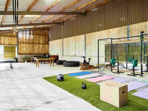 Fitness centrum a/nebo fitness zařízení v ubytování The Flying Scotsman Shepherd's Hut with Hot Tub