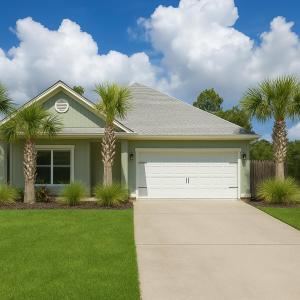 una casa con palmeras delante en Green Palm Beach Home Golf Cart Included, en Port Saint Joe