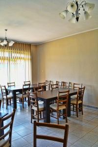 uma grande sala de jantar com mesas e cadeiras em Hostel Art Gradiska em Bosanska Gradiška