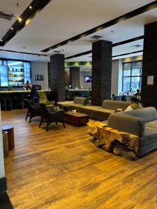 un vestíbulo con sofás y sillas y un bar en MLA Flat Hotel Moema Ibirapuera - Completo e ótima localização, en São Paulo