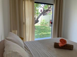 ein Schlafzimmer mit einem Bett und einem Handtuch darauf in der Unterkunft Casa dos cajueiros in Paracuru