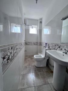 Un baño blanco con inodoro y lavabo. en Elite Luxury 2bedrm Nyali, en Mombasa 34 fotos más